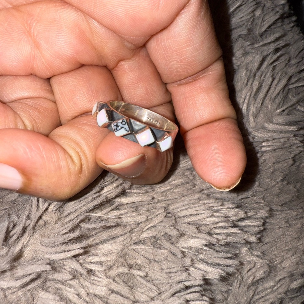 Sterling Silver band ring with white stones approx size 7-8 - Picture 8 of 11